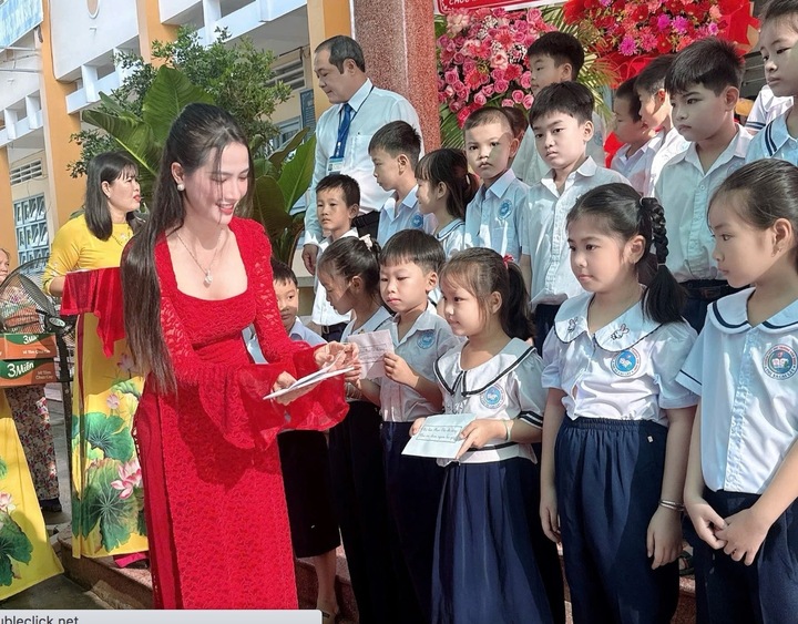 Phan Thị Mơ tham gia hoạt động thiện nguyện tại quê nhà.