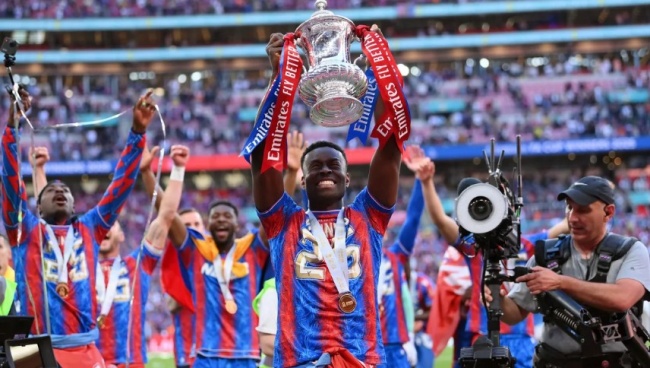 Thương vụ Marc Guehi của Liverpool đổ bể