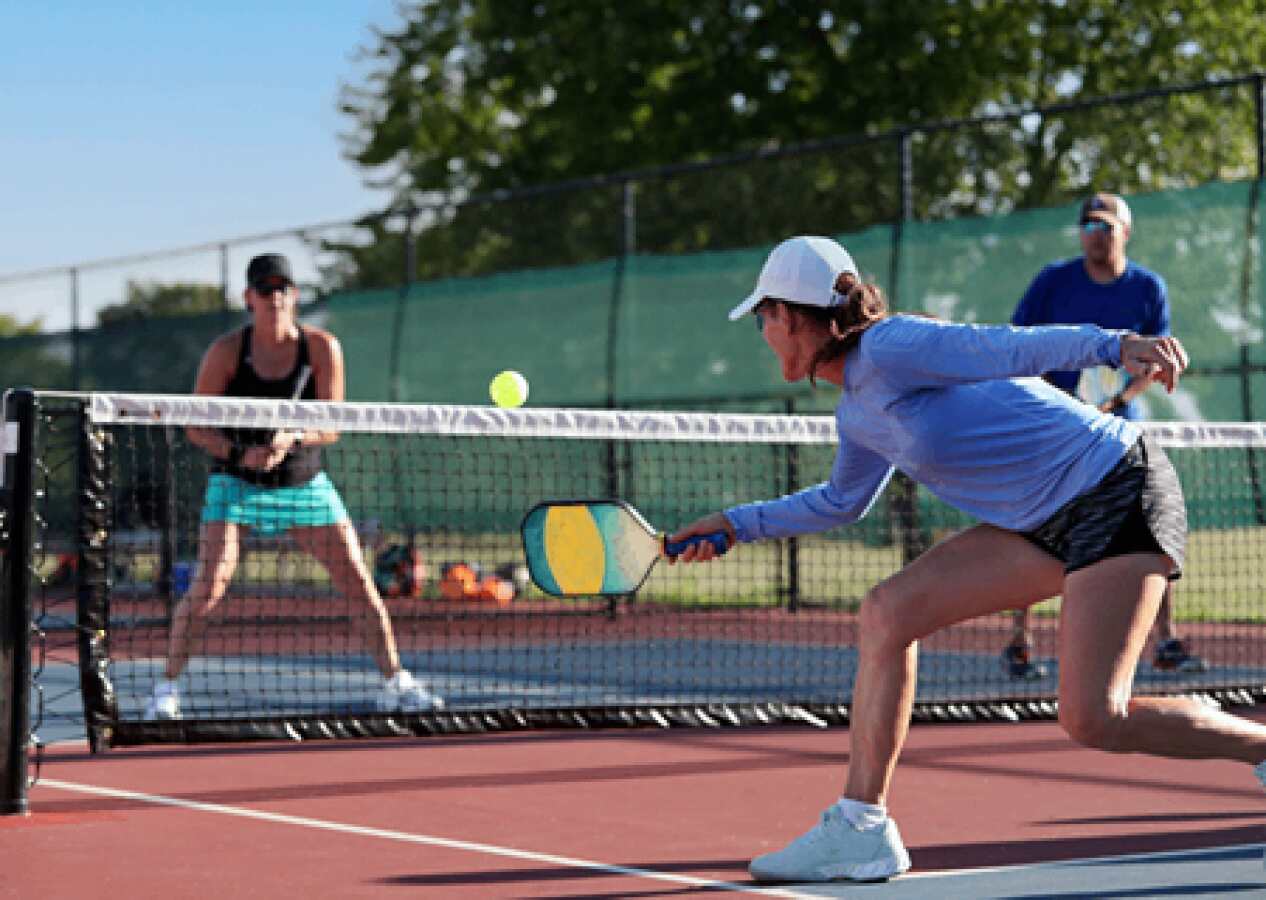 Vận động viên pickleball thi đấu công bằng