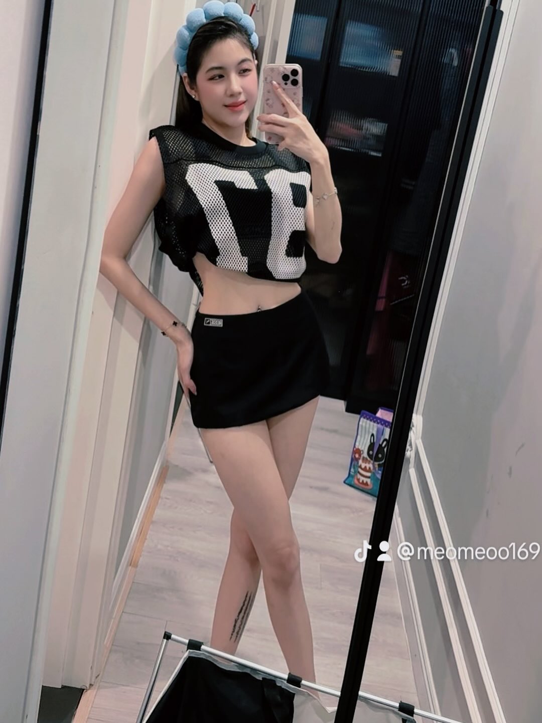 Trân Mèo 'kéo áo' khoe eo thon