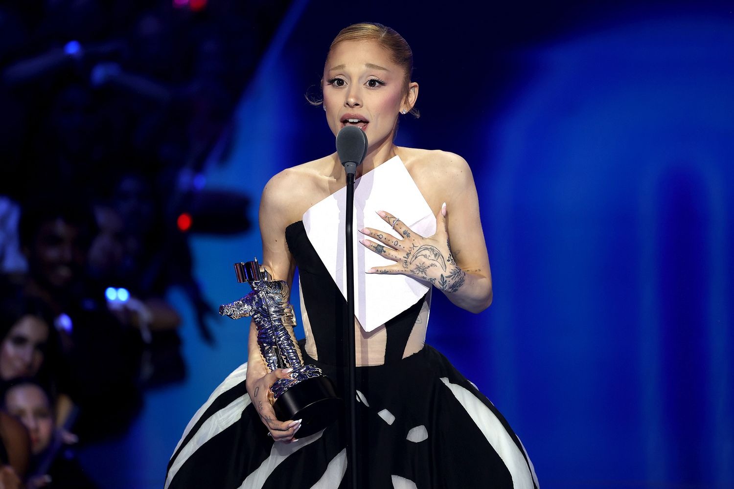 Ariana Grande tại lễ trao giải VMAs 2025