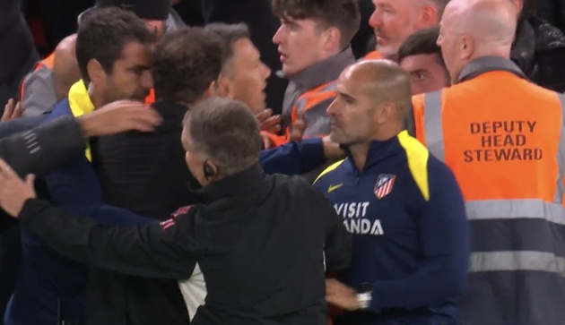 Simeone tức giận với CĐV Liverpool