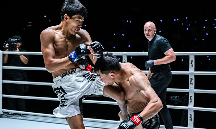 Adilet Kalenderov trong trận đấu với Denis Andreev