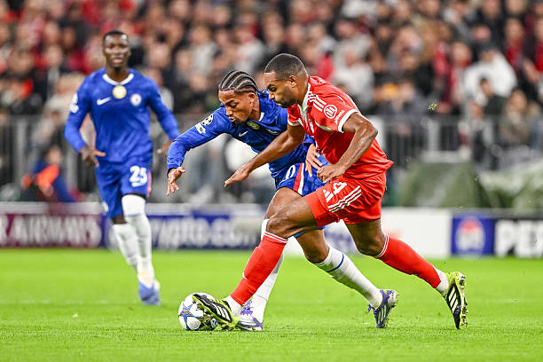 Chạm trán Joao Pedro bên phía Chelsea, Jonathan Tah đã chơi khá tốt để hạn chế sự nguy hiểm của ngôi sao người Brazil.