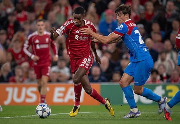 Isak ra mắt Liverpool
