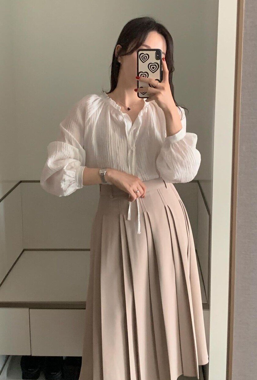 Blouse mềm mại kết hợp chân váy midi chữ A hay xếp ly mang đến vẻ nữ tính, duyên dáng
