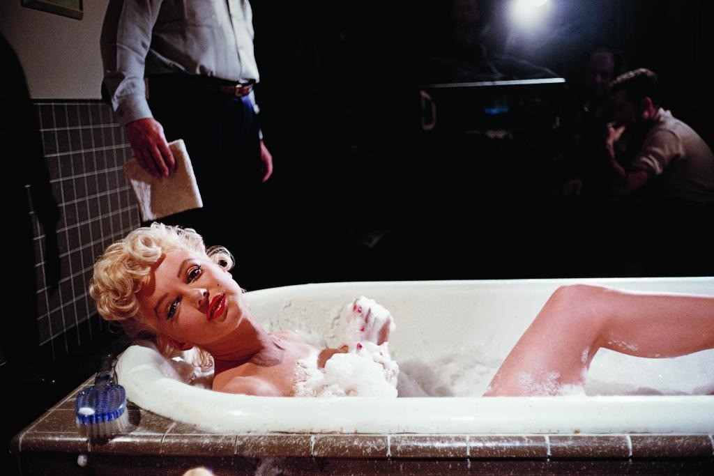Marilyn muốn khỏa thân hoàn toàn trong cảnh tắm bồn nhưng đạo diễn không chấp nhận