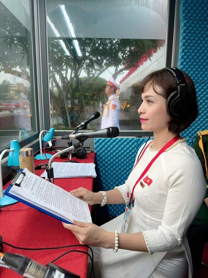 Phát thanh viên Hồng Huệ của Đài Tiếng nói Việt Nam là một trong số 13 thành viên của Tổ thuyết minh.