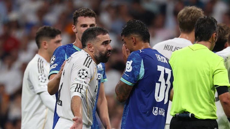 Dani Carvajal nhận thẻ đỏ