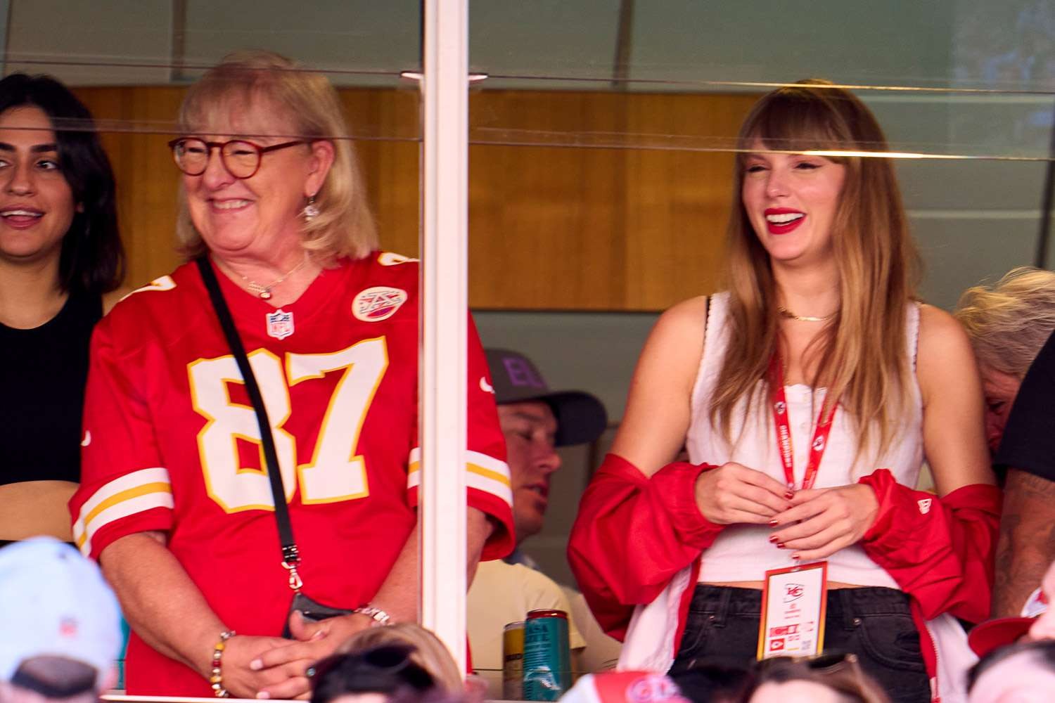 Mẹ chồng Taylor Swift hưởng ứng bình luận về con dâu khiến dân mạng