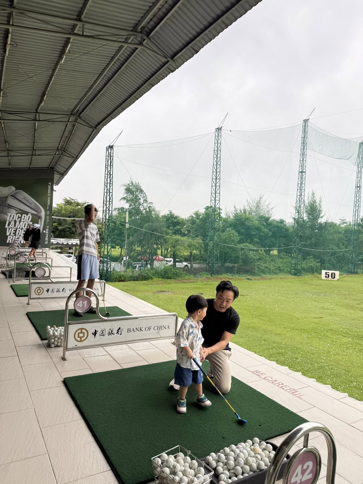 Gia đình tận hưởng cuối tuần bên sân golf