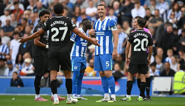 Manchester City gặp vấn đề ở vị trí hậu vệ phải.