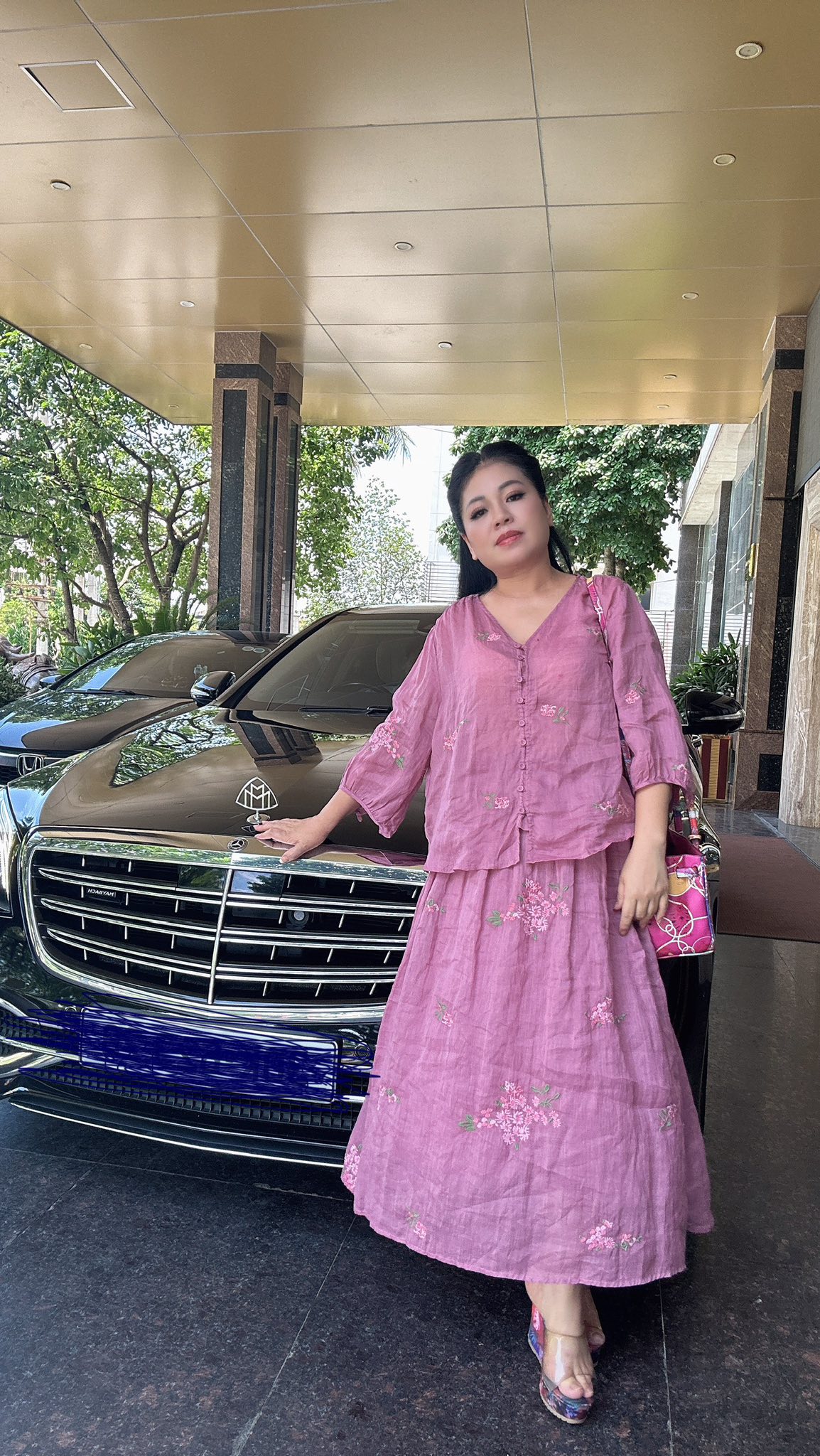 Nữ ca sĩ hiện một mình nuôi 4 con, tuy vậy cô không gặp gánh nặng về kinh tế vì rất đắt show