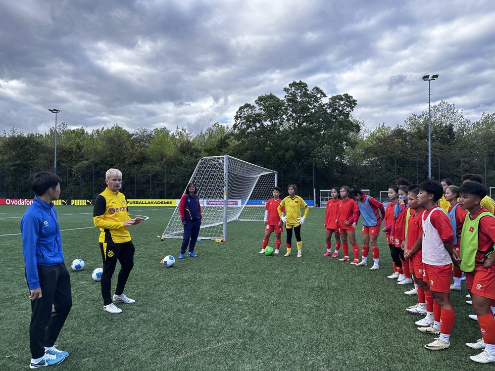 U17 nữ Việt Nam tập luyện cùng HLV Dominik Lang