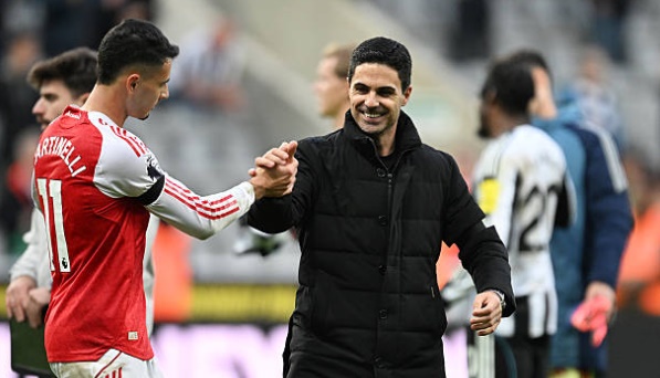HLV Mikel Arteta vui mừng sau chiến thắng của Arsenal