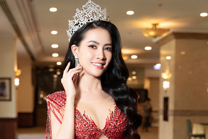 Phan Thị Mơ đăng quang Hoa hậu Đại sứ Du lịch Thế giới 2018.
