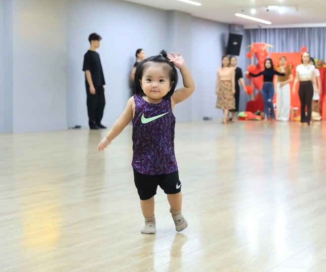 Anna và Lisa thể hiện đam mê dancesport từ nhỏ
