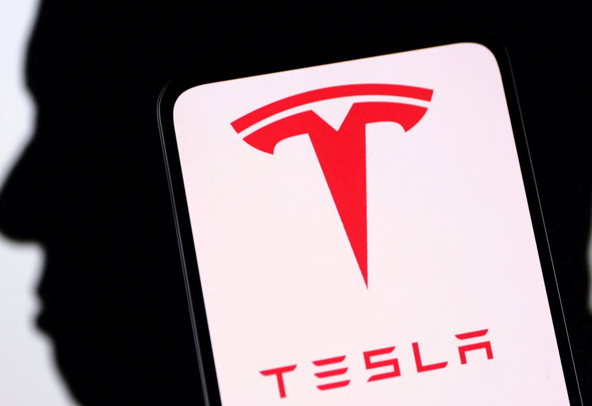 Biểu đồ doanh số xe điện Tesla giảm tại châu Âu