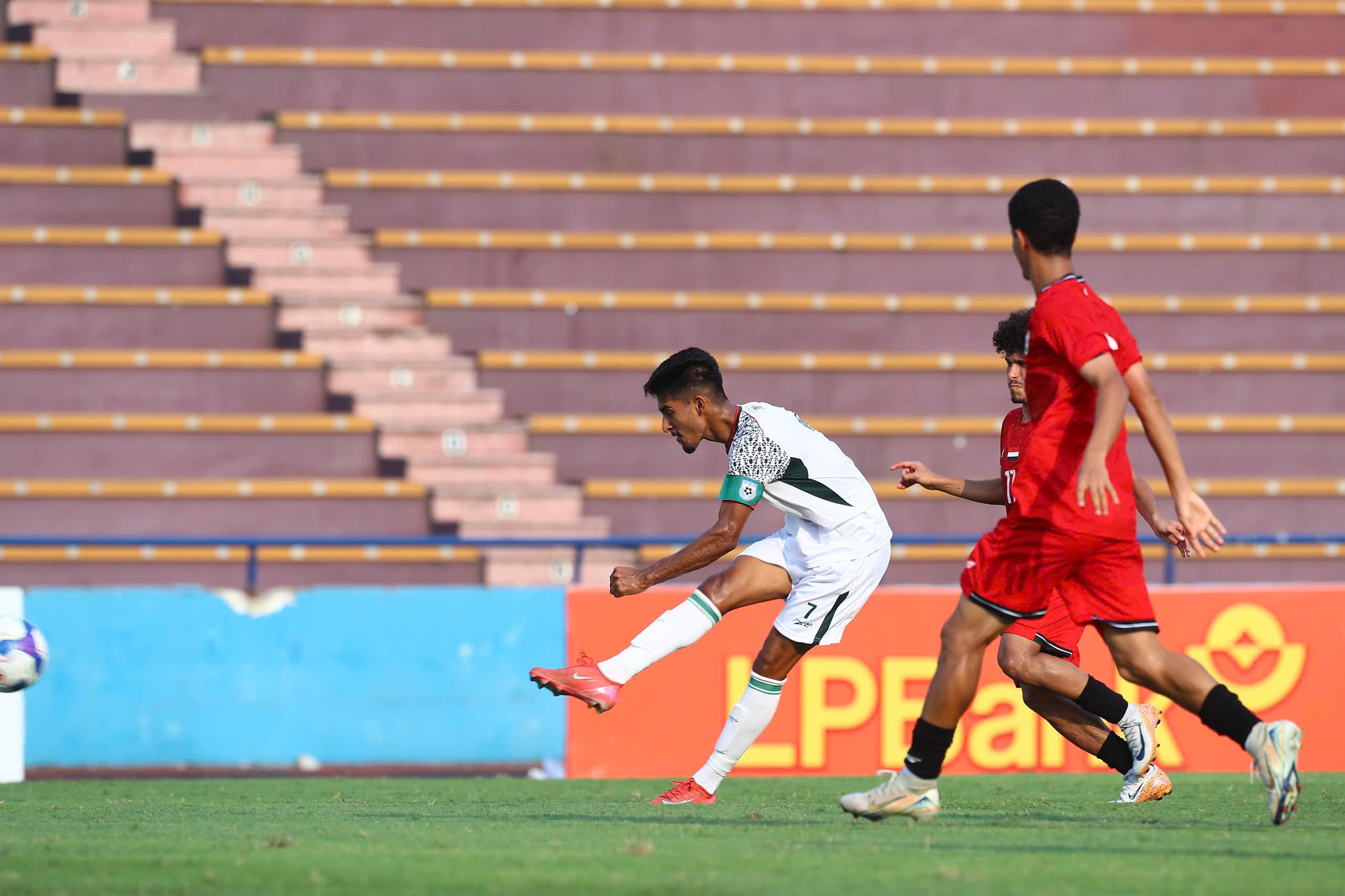U23 Bangladesh có những pha phản đòn nguy hiểm