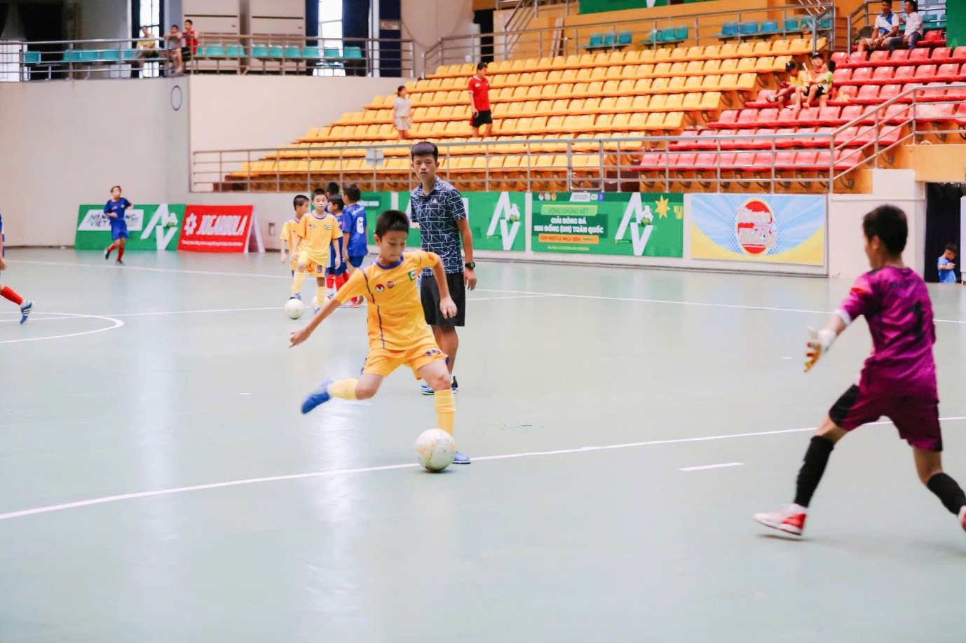 Duy Anh (áo vàng) trên sân cỏ