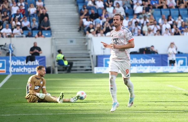 Kane thực hiện đá penalty chính xác