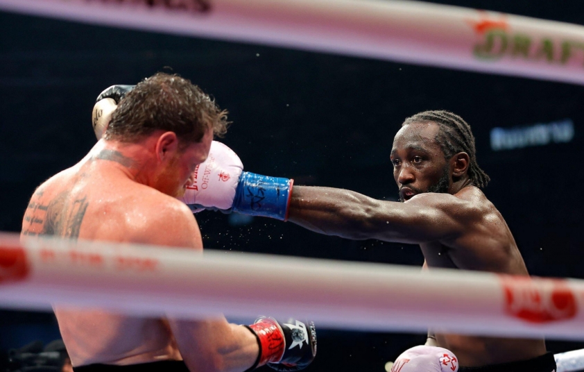 Hạ Canelo Alvarez, Terence Crawford đi vào lịch sử boxing thế giới