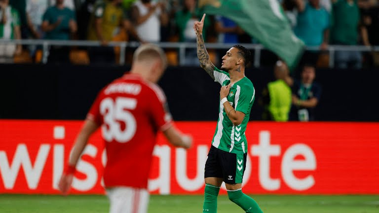 Antony ghi bàn cho Betis