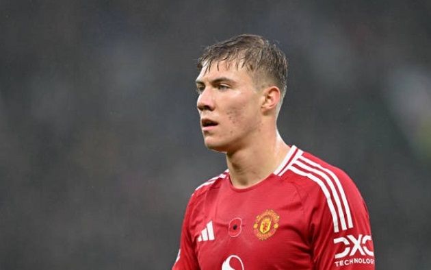 Rasmus Hojlund chơi sa sút tại MU