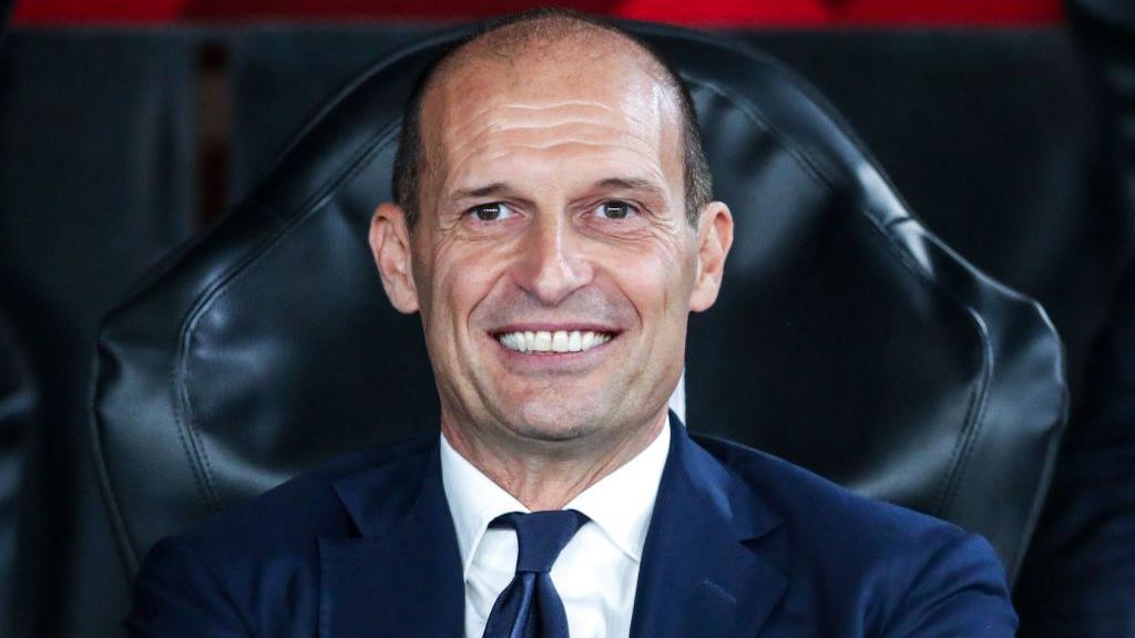 HLV Massimiliano Allegri điều hành chiến thuật