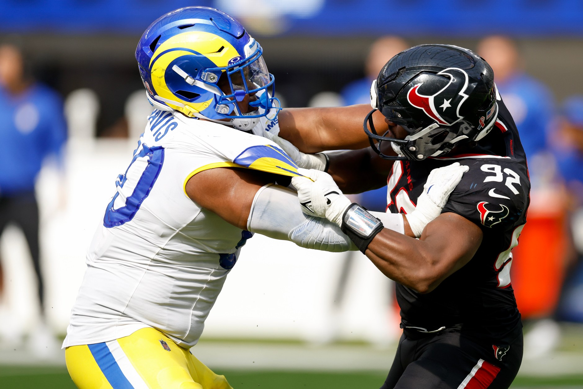 Tyler Davis của Los Angeles Rams và Dylan Horton của Houston Texans đối đầu tại sân SoFi