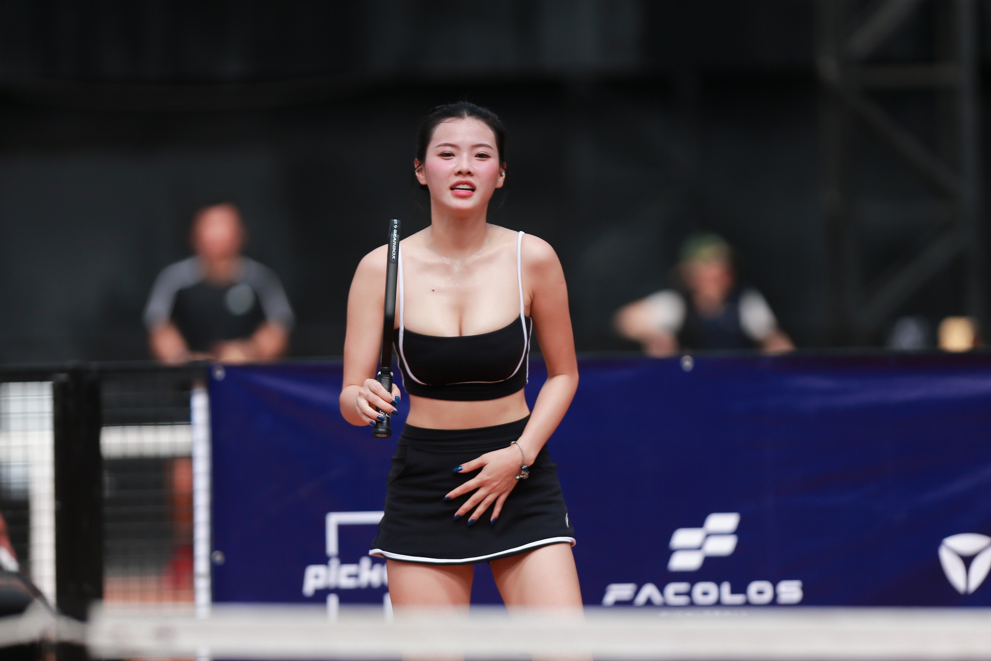 Người đẹp Cao Quyên cũng chuộng những bộ đồ thoải mái vì trên sân pickleball cực nóng