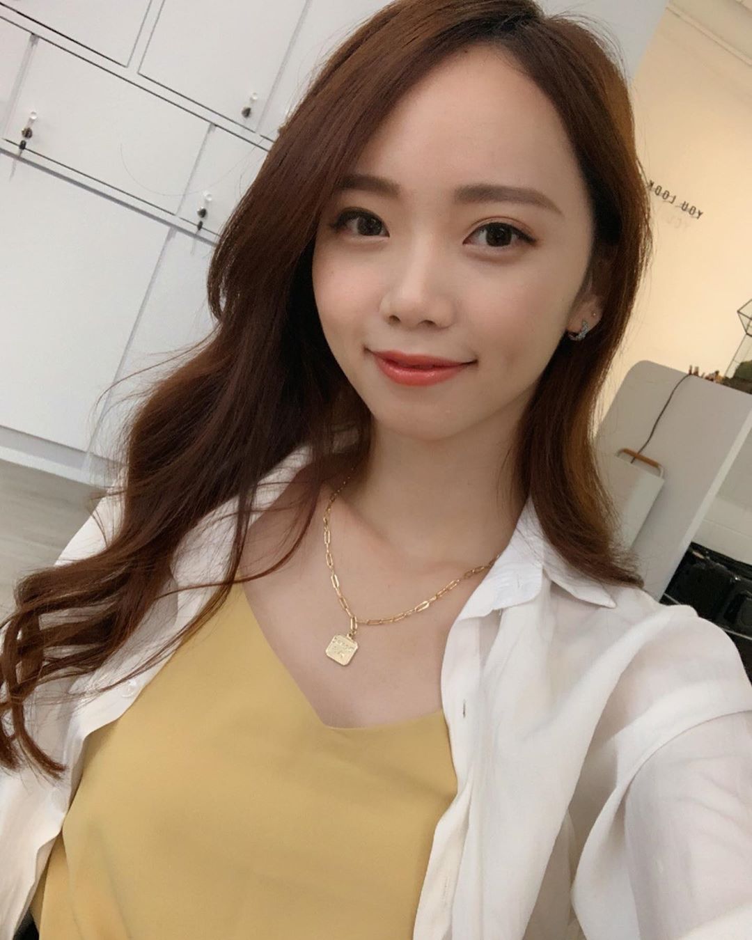 Hot girl vui đùa cùng chó cưng