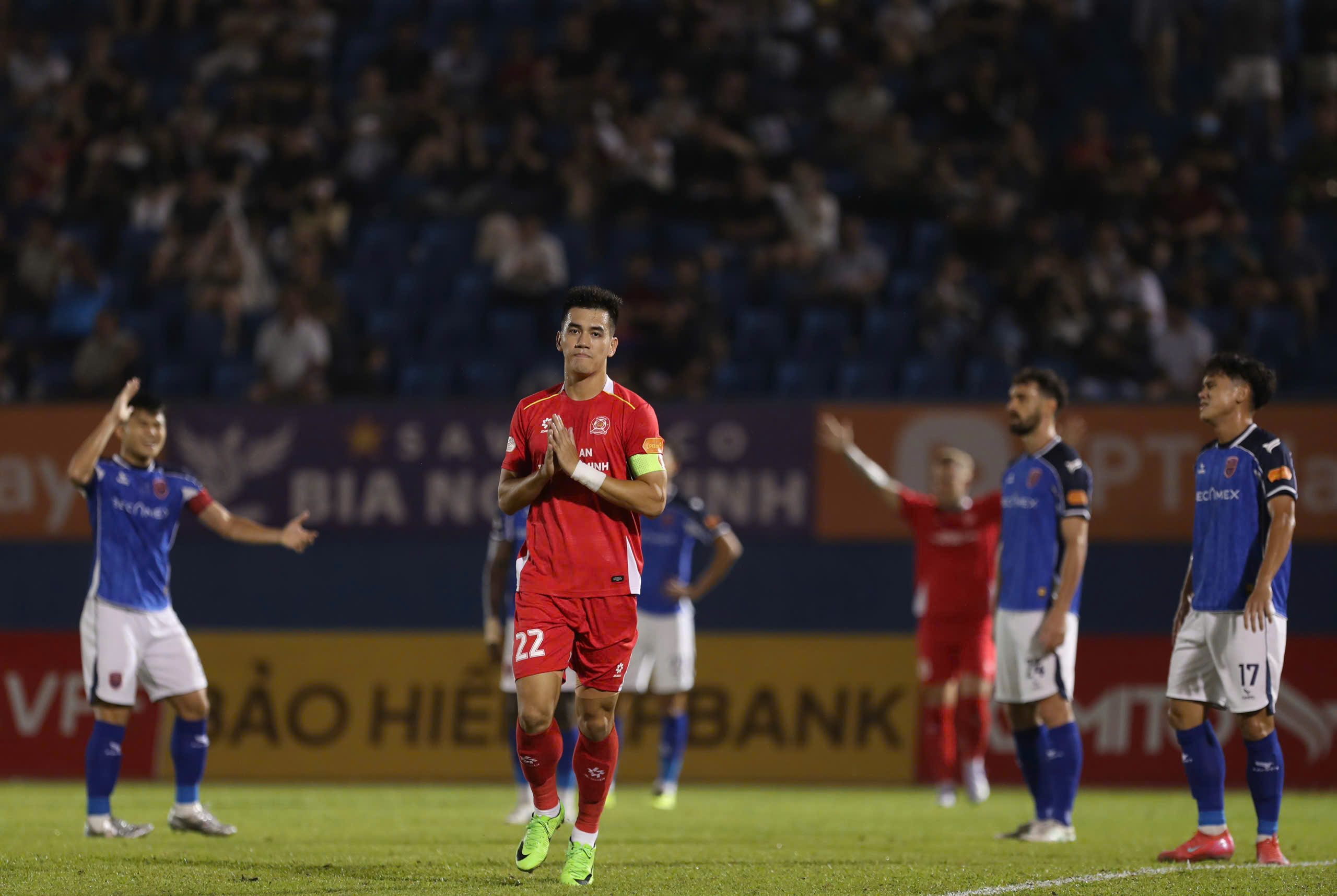 Tiến Linh không ăn mừng sau khi ghi bàn vào lưới đội bóng cũ B.TP.HCM.