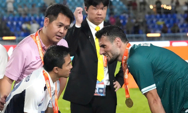 Mohanad Ali phạm lỗi với Chanathip tại King's Cup 2025