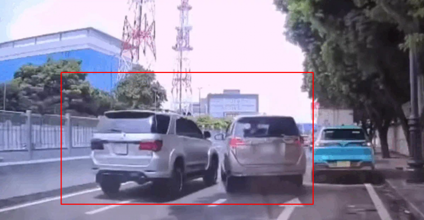 Fortuner lật nghiêng trên đường tại TP.HCM