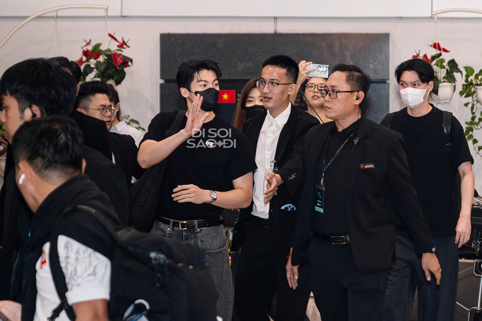 Chồng quốc dân Hứa Quang Hán đáp TP.HCM nửa đêm: Rắn rỏi điển trai phát sốt, khẩu trang cũng không che được visual cực phẩm!- Ảnh 2.