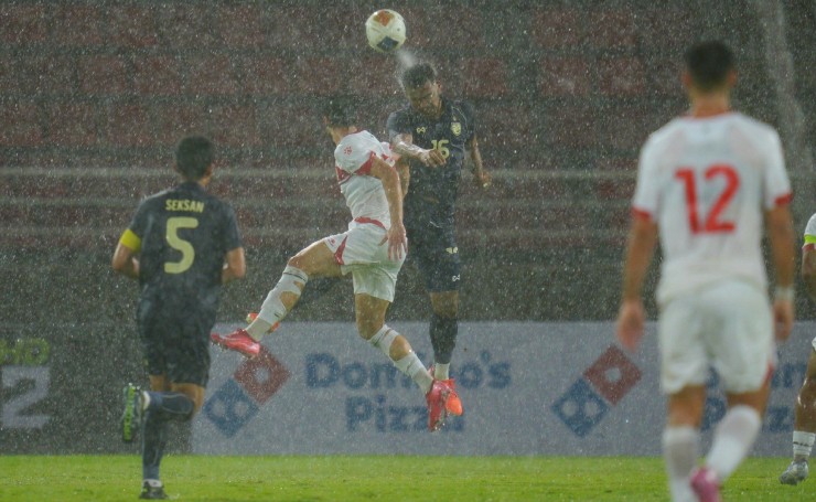 Mưa lớn làm gián đoạn trận đấu giữa U23 Thái Lan và U23 Li Băng