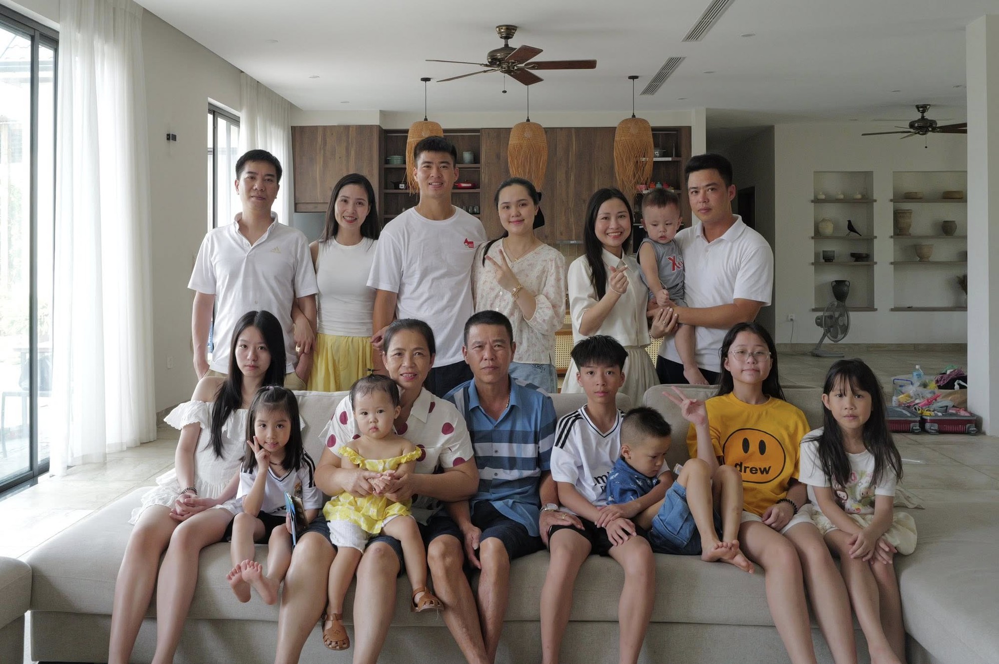 Quỳnh Anh hoà hợp với gia đình nhà chồng thế này