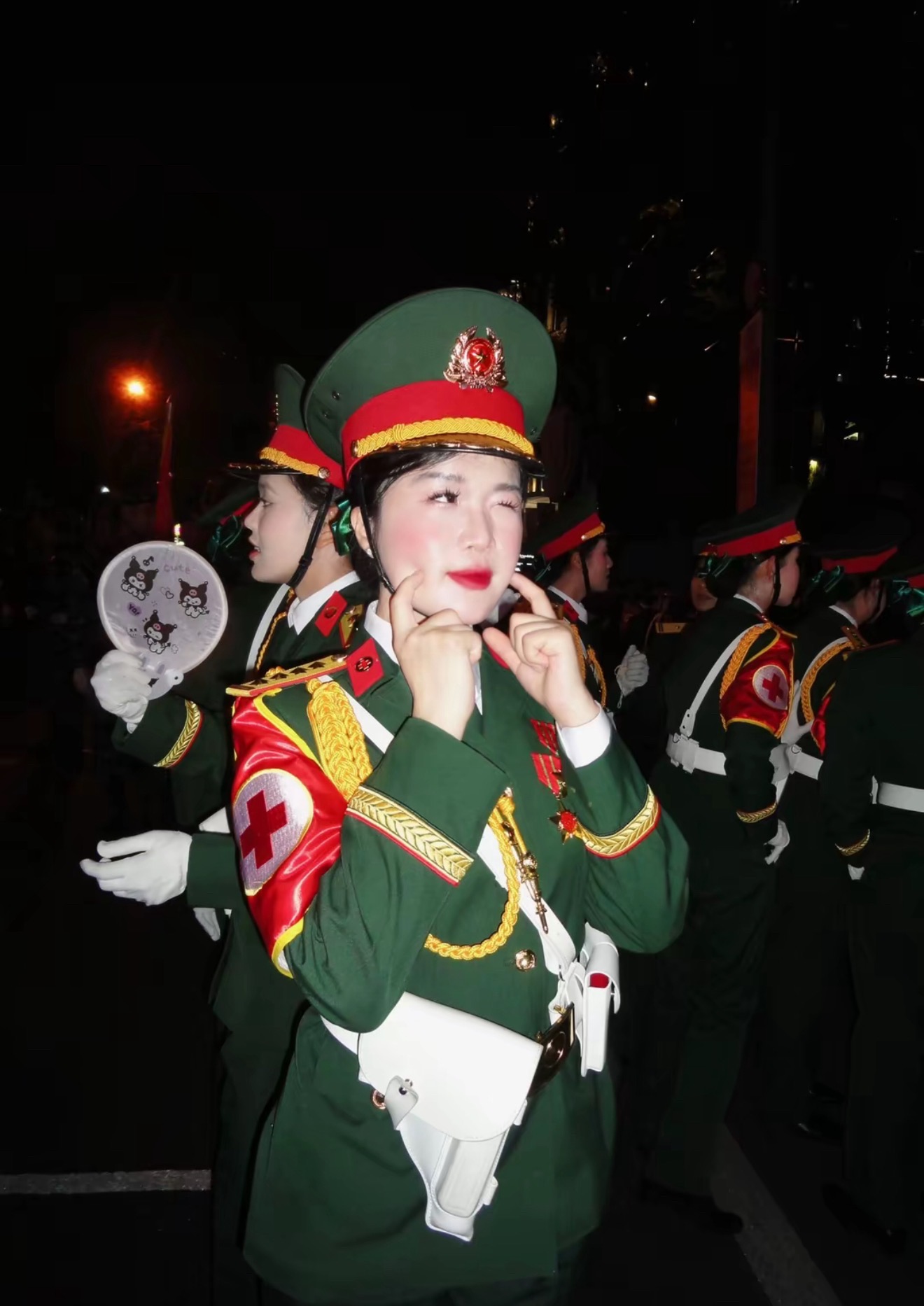 Cô gái Quân y hướng nội vẫn khiến CĐM khó lòng làm ngơ, thần thái cực cuốn hút!- Ảnh 3.