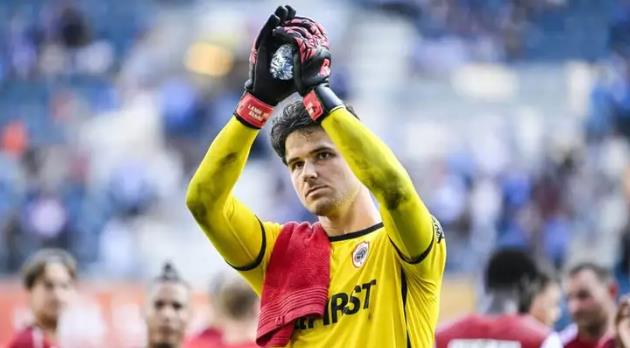 Senne Lammens khoác áo MU