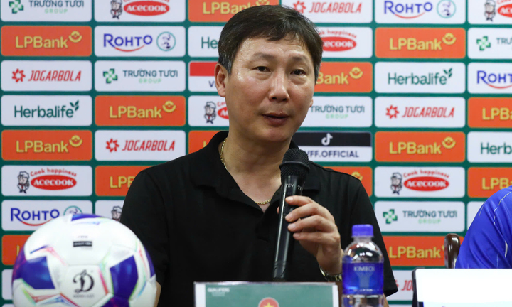 Huấn luyện viên Kim Sang-sik trên sân