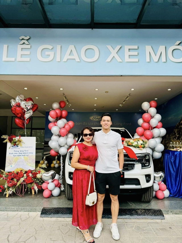 Anh chàng cũng mua xe tặng bố mẹ