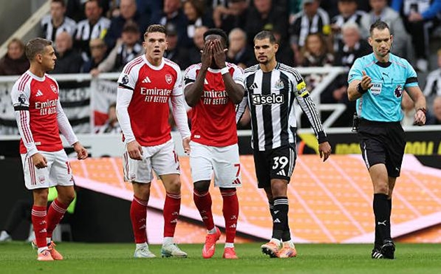 Bukayo Saka thất vọng với trọng tài và VAR