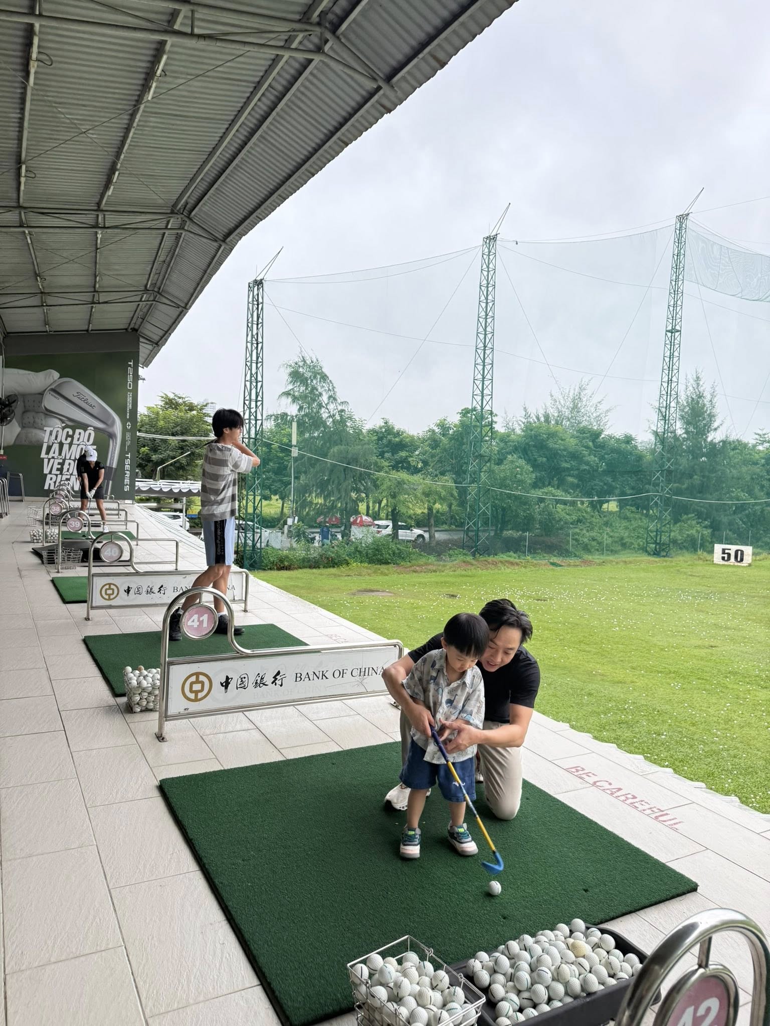 Subeo vui chơi bên em trai trên sân golf