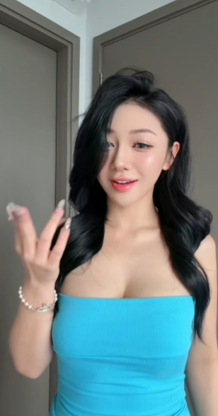 Trần Hà Linh mặc trang phục thông minh và thanh lịch