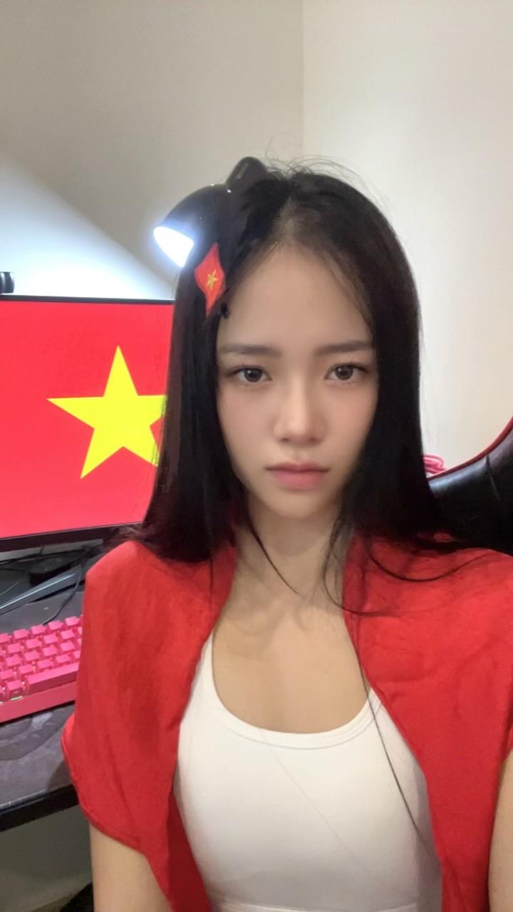 Mai Linh Zuto khoe mặt mộc giản dị