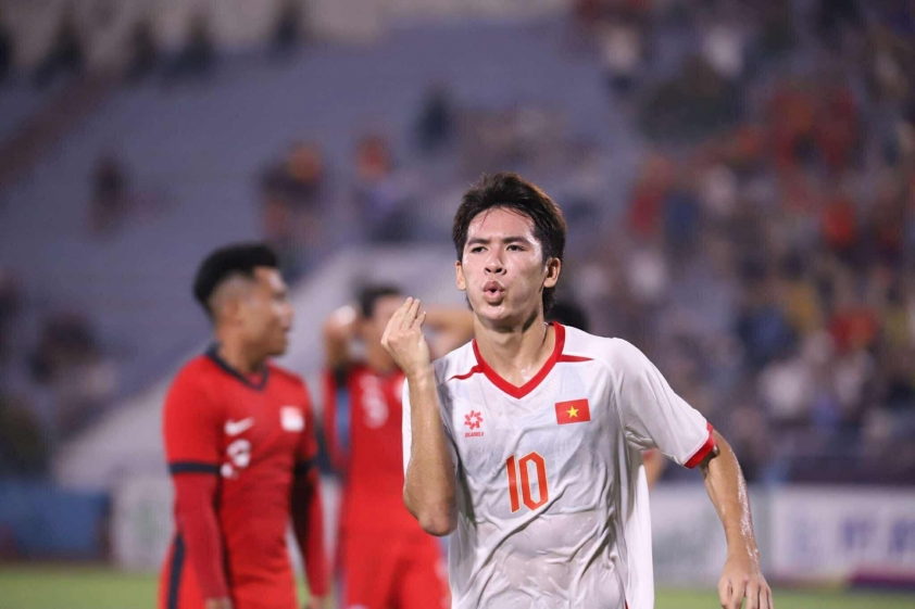 Lê Văn Thuận ghi bàn thắng