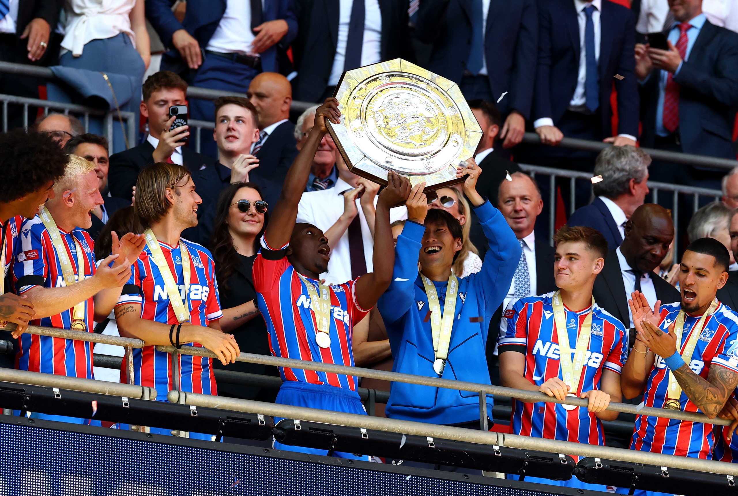 Sau khi giành Siêu cúp Anh một ngày, Crystal Palace đón nhận tin buồn