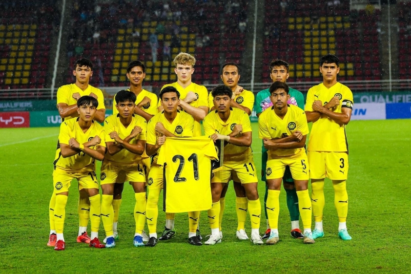 Cầu thủ U23 Malaysia thi đấu trên sân ướt do mưa