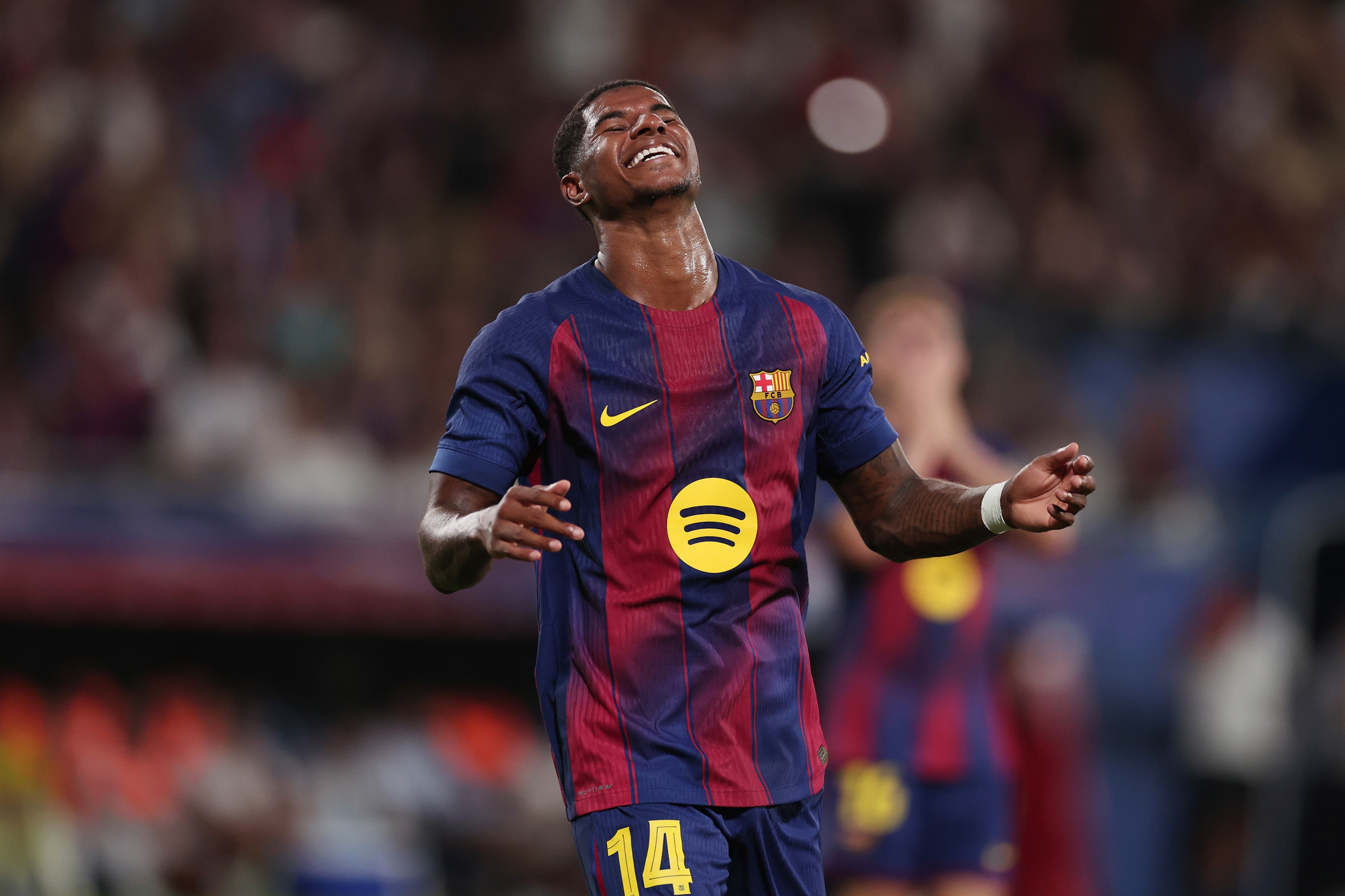Barcelona đang chạy đua với thời gian để đăng ký thi đấu cho những tân binh như Joan Garcia hay Rashford